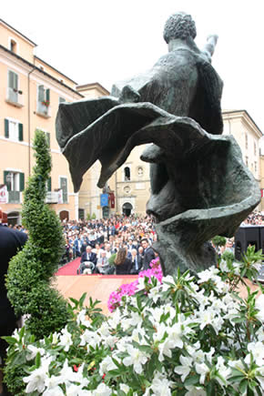 La Statua di Cicerone  tra i fiori
